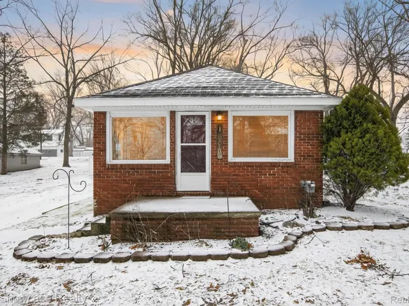 1860 Ladd Rd, Wolverine Lake, MI 48390