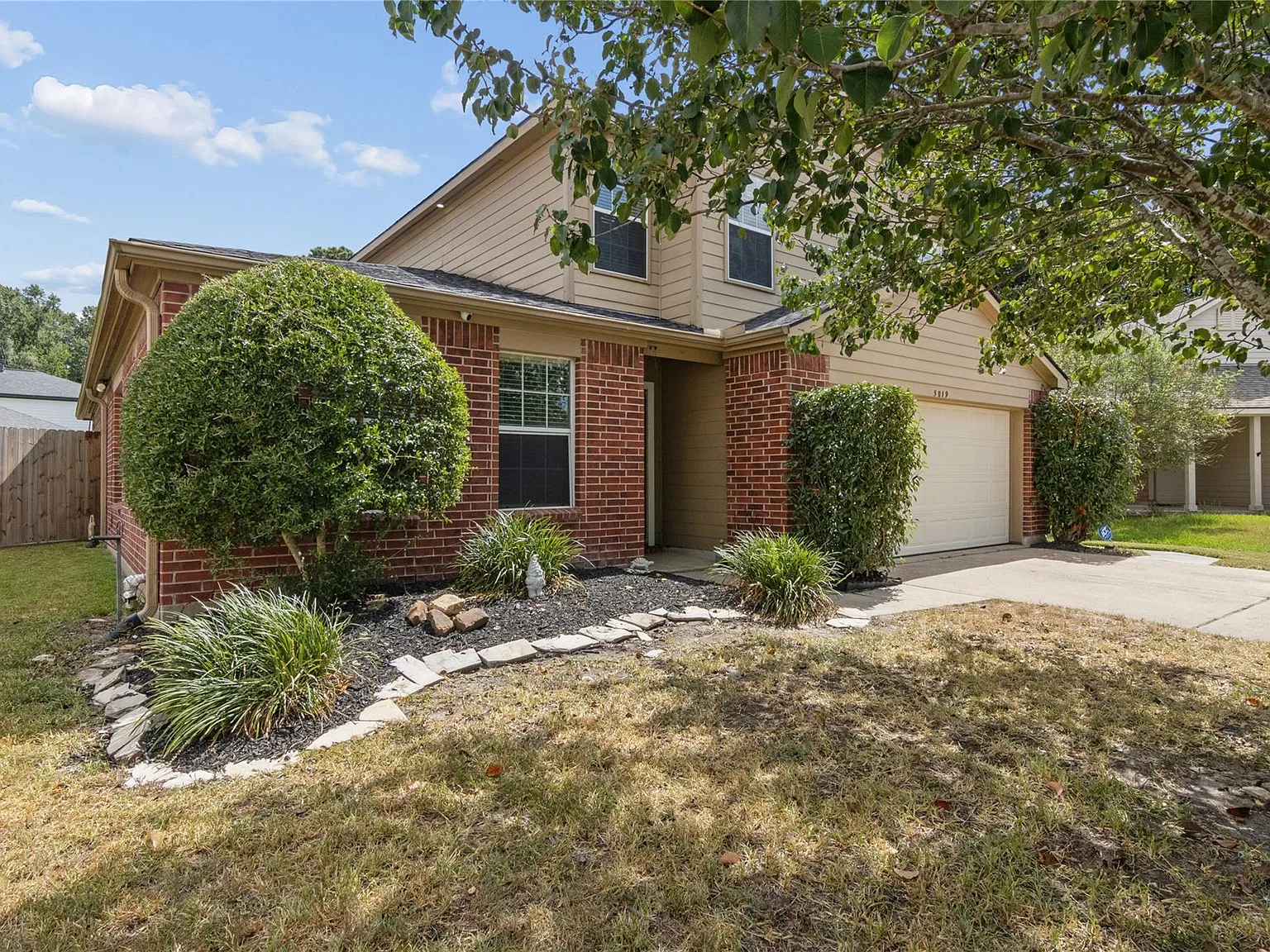 4 bed, 2.5 bath, 2668 sqft, $2,500 — Photo 2