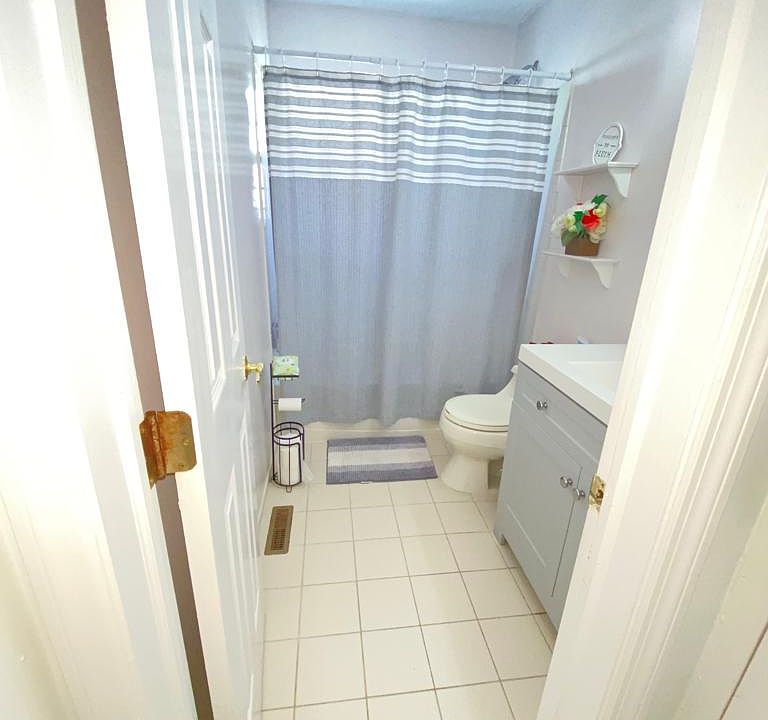 2nd image of 2105 Ryer Ave #A