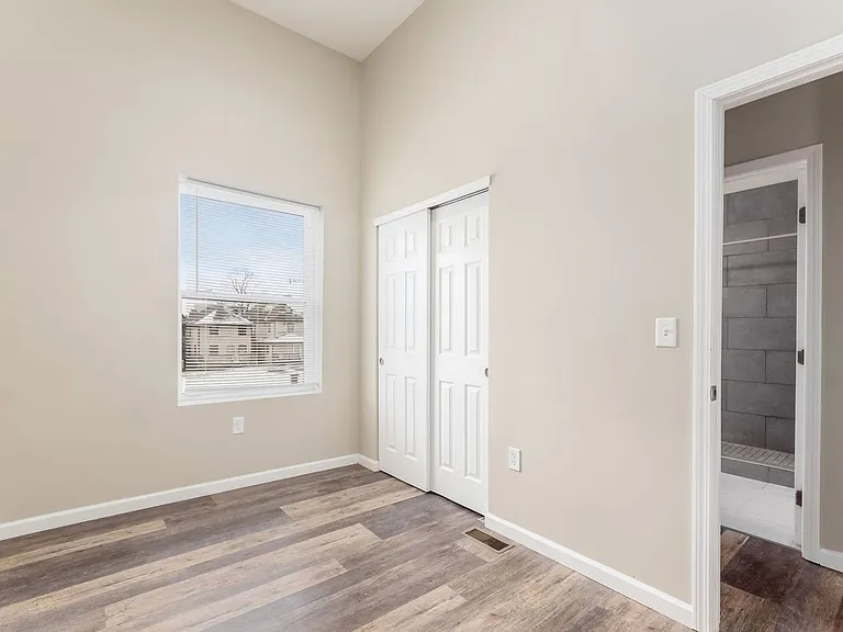 1363 Summit St — Photo 16