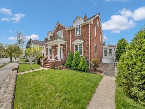 8 Chestnut St, Andover, MA 01810