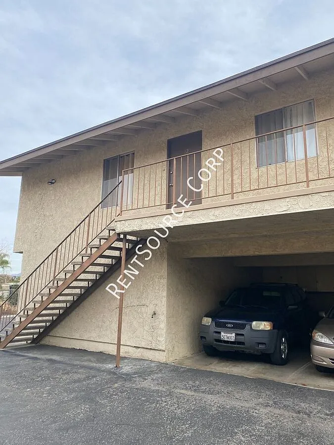 1 Bedroom Upper Unit Apartment for Lease in Newhall — Photo 2