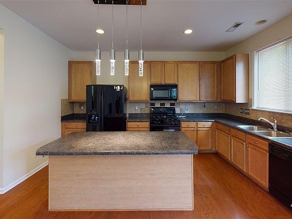 5th image of 412 Hillview Dr