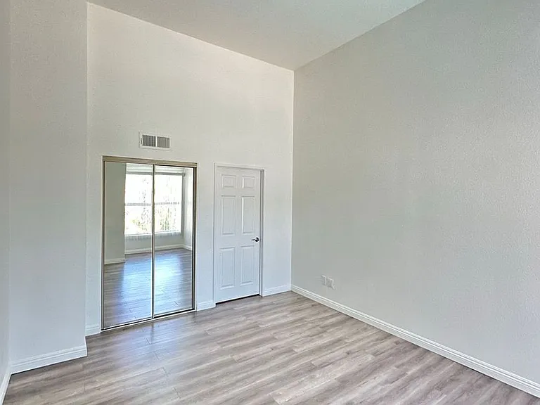 5455 Sylmar Ave #402 — Photo 13