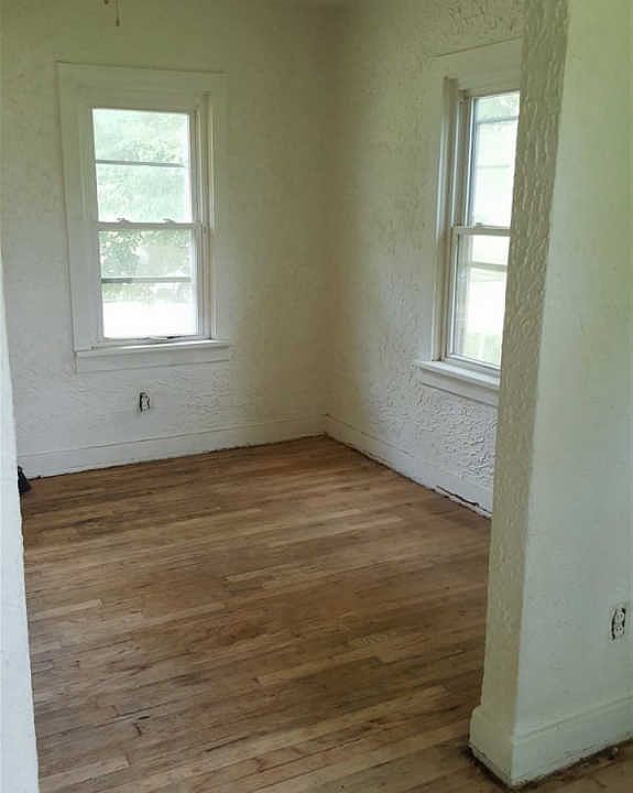 2nd image of 913 8th Ave