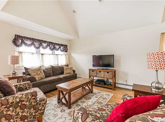 3rd image of 161 Washington Blvd