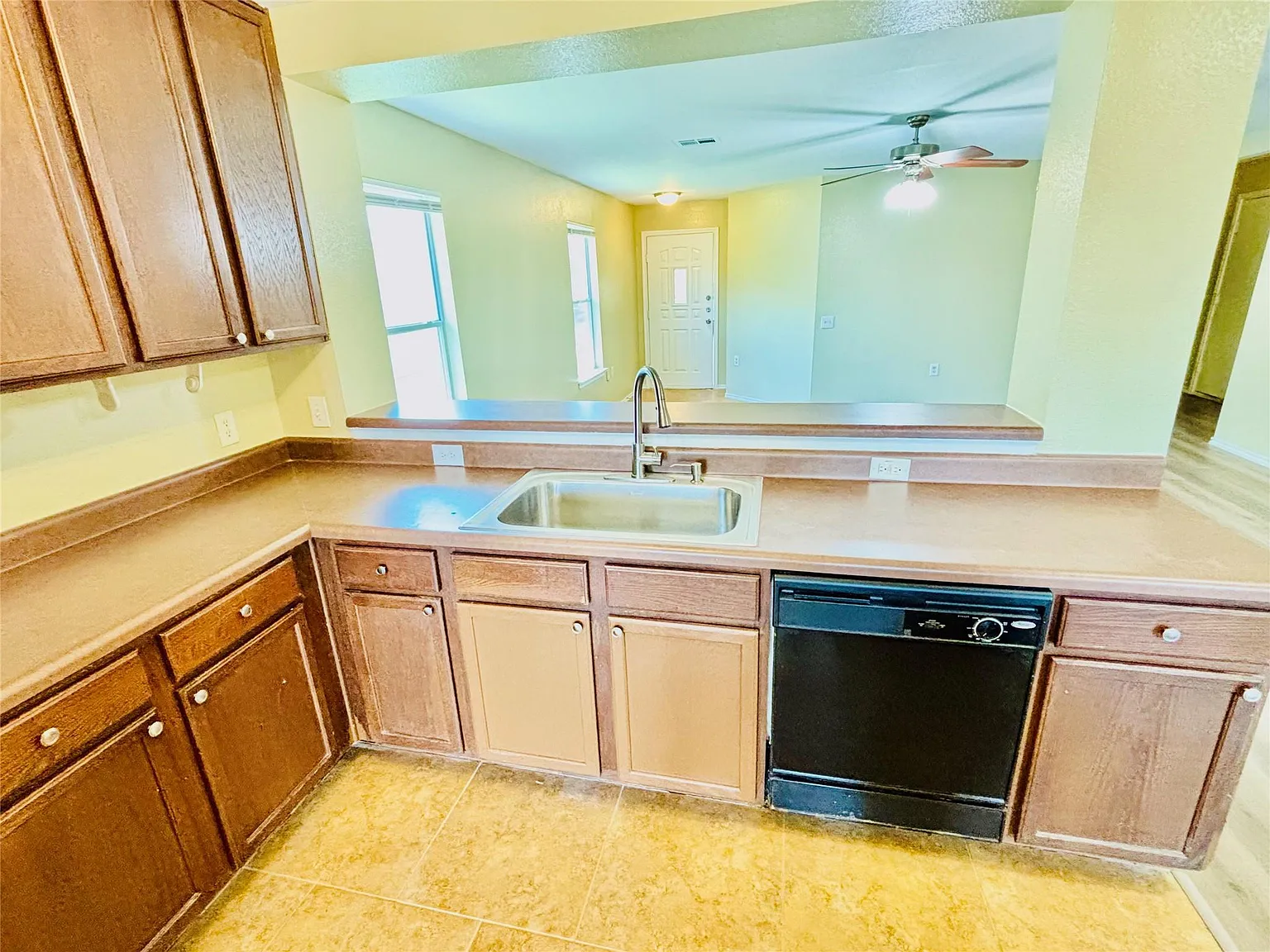 4 bed, 2.0 bath, 1586 sqft, $2,100 — Photo 4