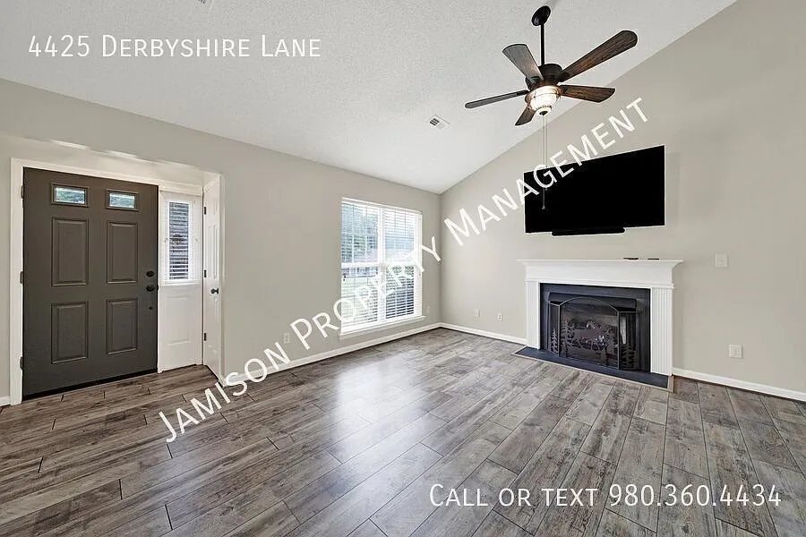 Charming 3 Bed 2 Bath Ranch Home in Matthews! — Photo 4