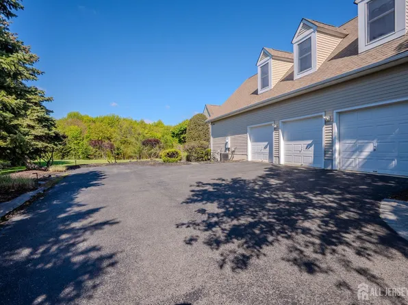 2 Linwood Dr, Monroe Township, NJ 08831