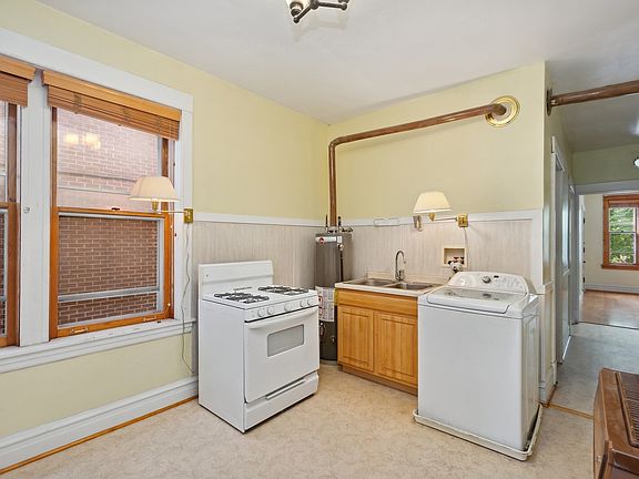 4th image of 2325 N Leavitt St