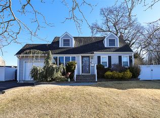 38 Scott St, Massapequa Park, NY 11762