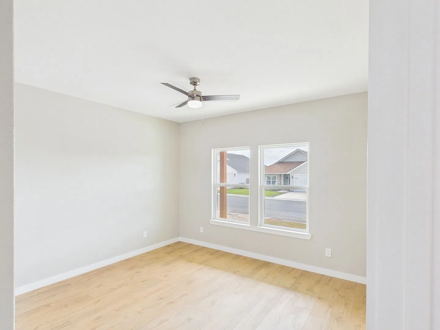 Like-New 3BR/2BA Home with Open Floor Plan & Fenced Yard — Photo 3