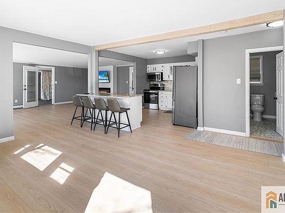 5th image of 304 Shepard Ave