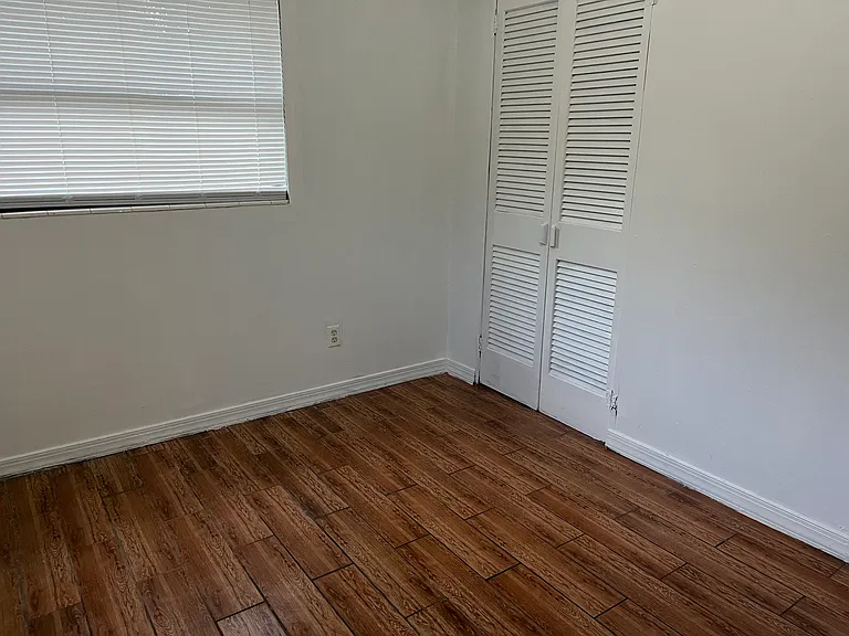 402 Edwin St — Photo 9