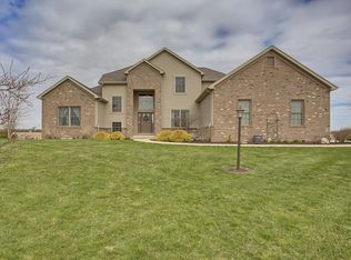 28 Fieldcrest Dr, Monticello, IL 61856
