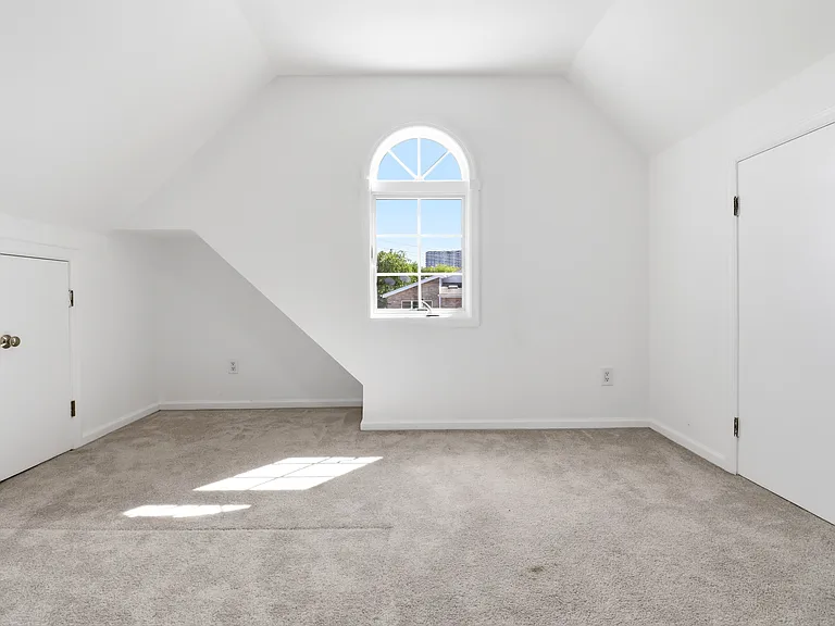 519 Summit Ave — Photo 20