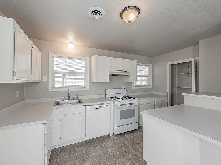 5805 Aton Ave — Photo 11