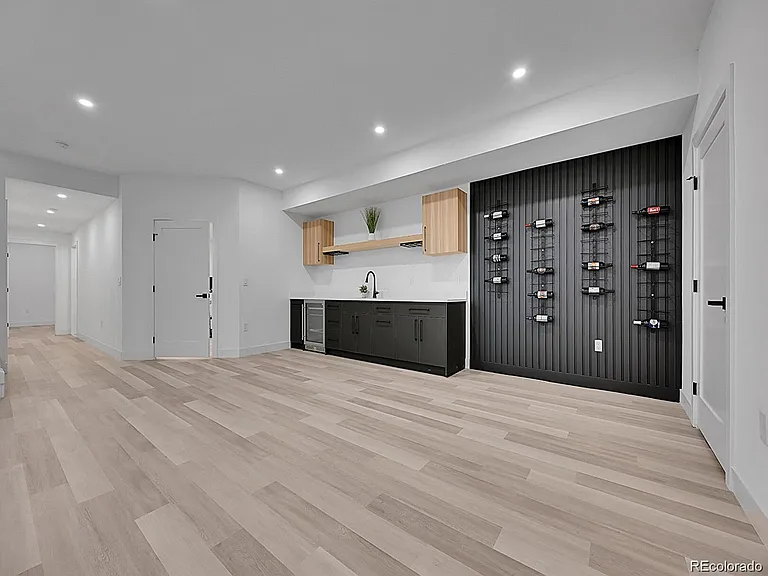 300 S Franklin St — Photo 37