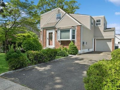 37 Remson Street, Valley Stream, NY, 11580