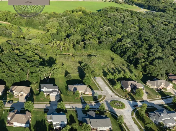 4 Quail Ridge Dr, Urbandale, IA 50323