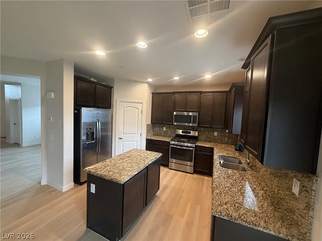 4 bed, 2.5 bath, 2258 sqft, $2,900 — Photo 4
