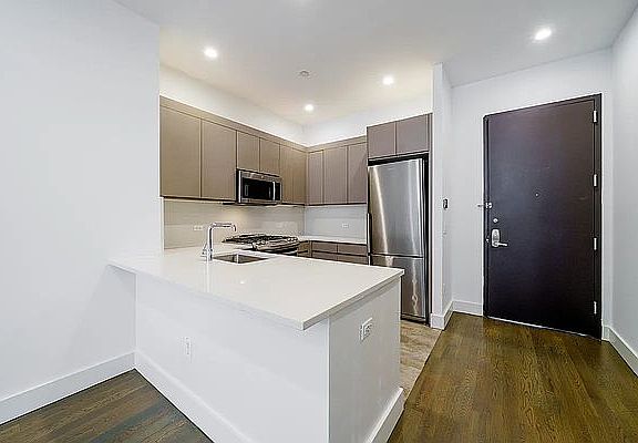 4th image of 321 W 37th St