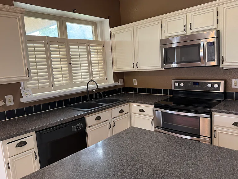 2208 Illinois Dr — Photo 15