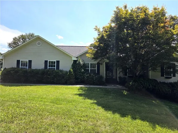 1701 Greenhill Rd, Mount Airy, NC 27030