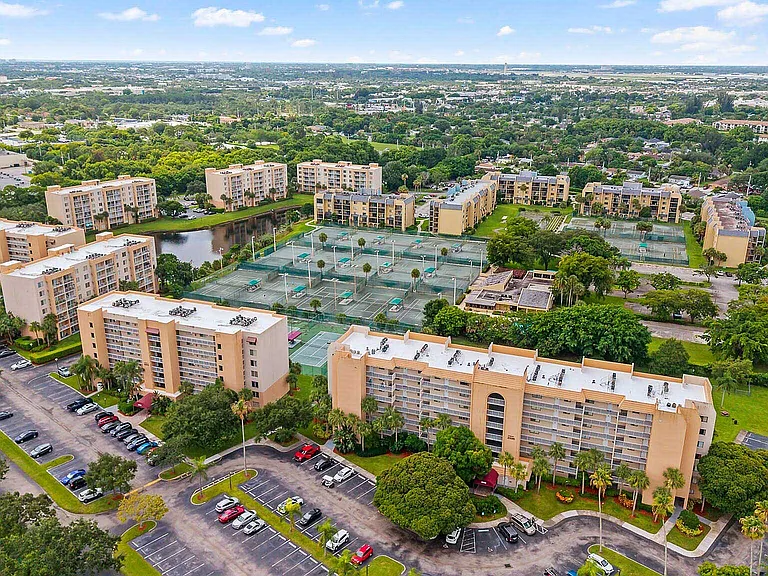Tennis Towers Apartments — Photo 6