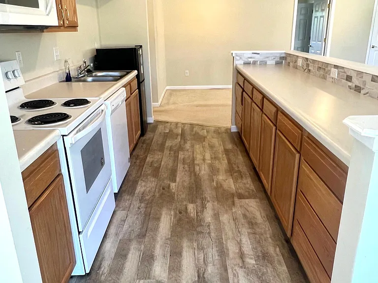 571 Ridgefield Rd — Photo 2