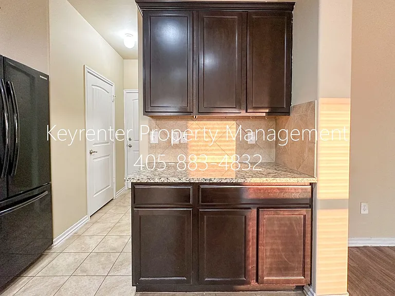 2409 Rosa Cir — Photo 16