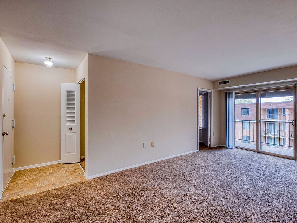 Oakton Park Apartments Unit 8-21 4