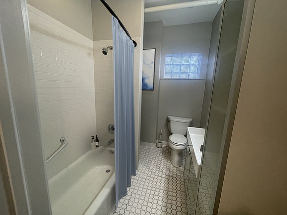 2nd image of 2435 Beechwood Blvd #2