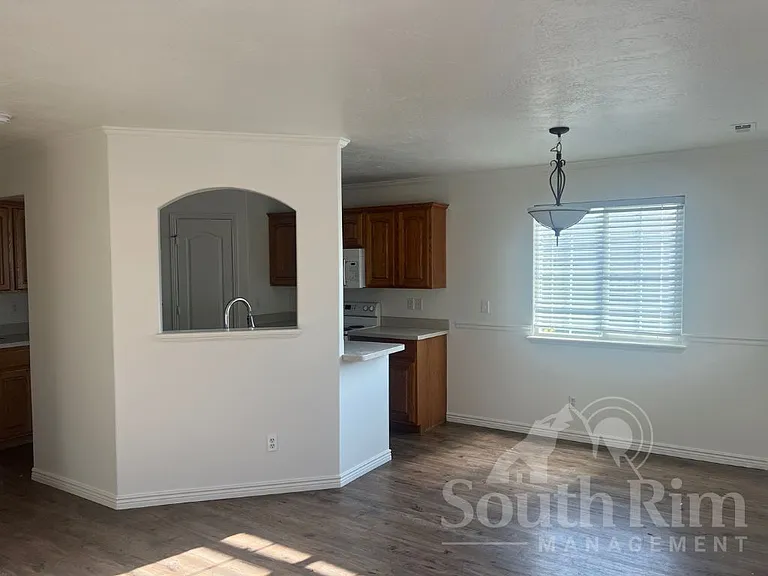 806 Brookside Ct — Photo 3