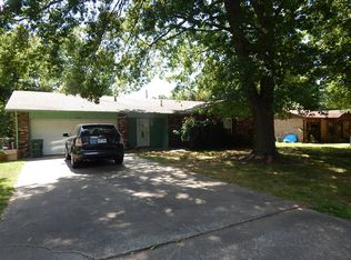 2832 N Susan Carol Ln, Fayetteville, AR 72703