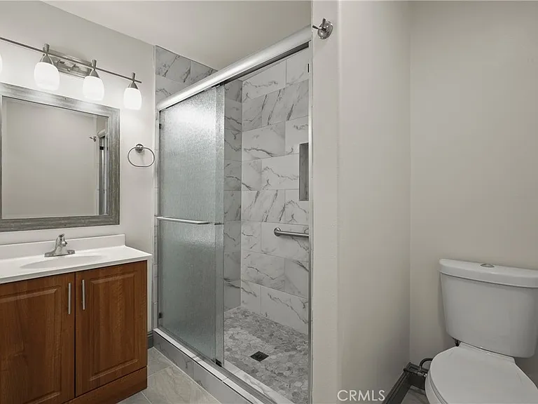 14335 Hamlin St — Photo 38