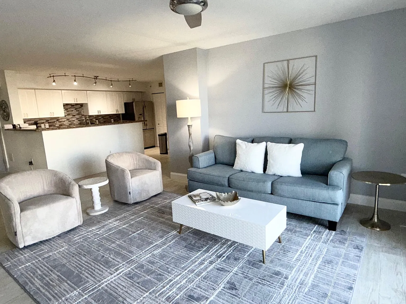 2 bed, 2.0 bath, 1400 sqft, $8,500 — Photo 2