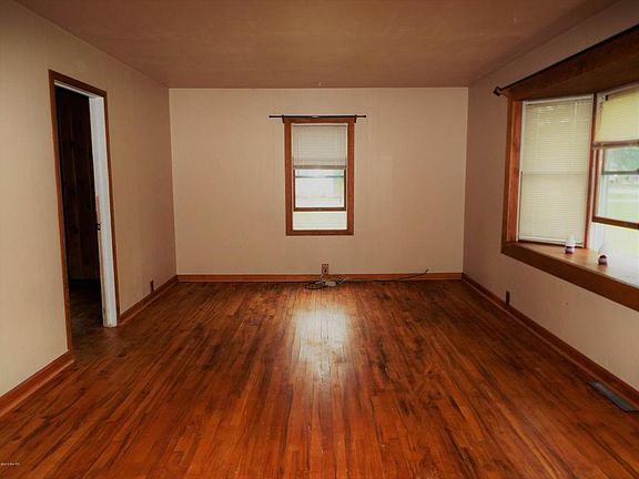 2nd image of 1592 E Wilcox Ave