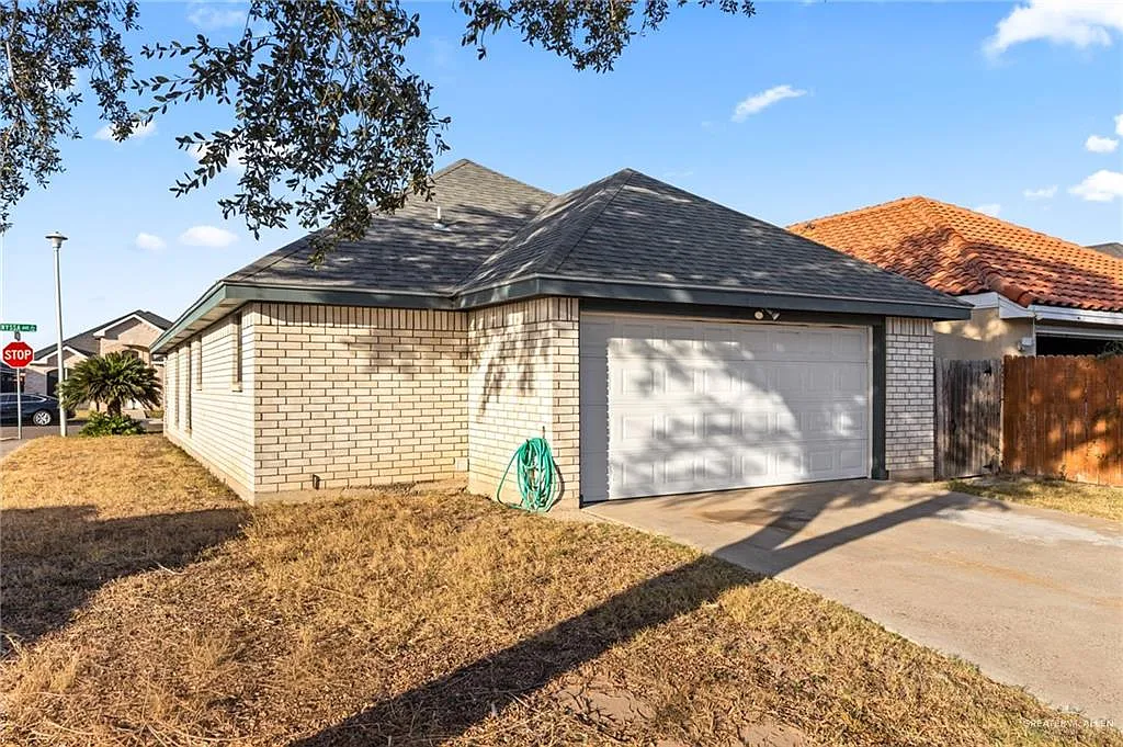 3 bed, 2.0 bath, 1238 sqft, $1,900 — Photo 3