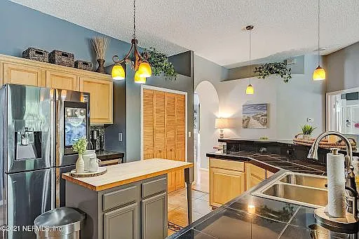 1555 Lakeway Dr — Photo 12
