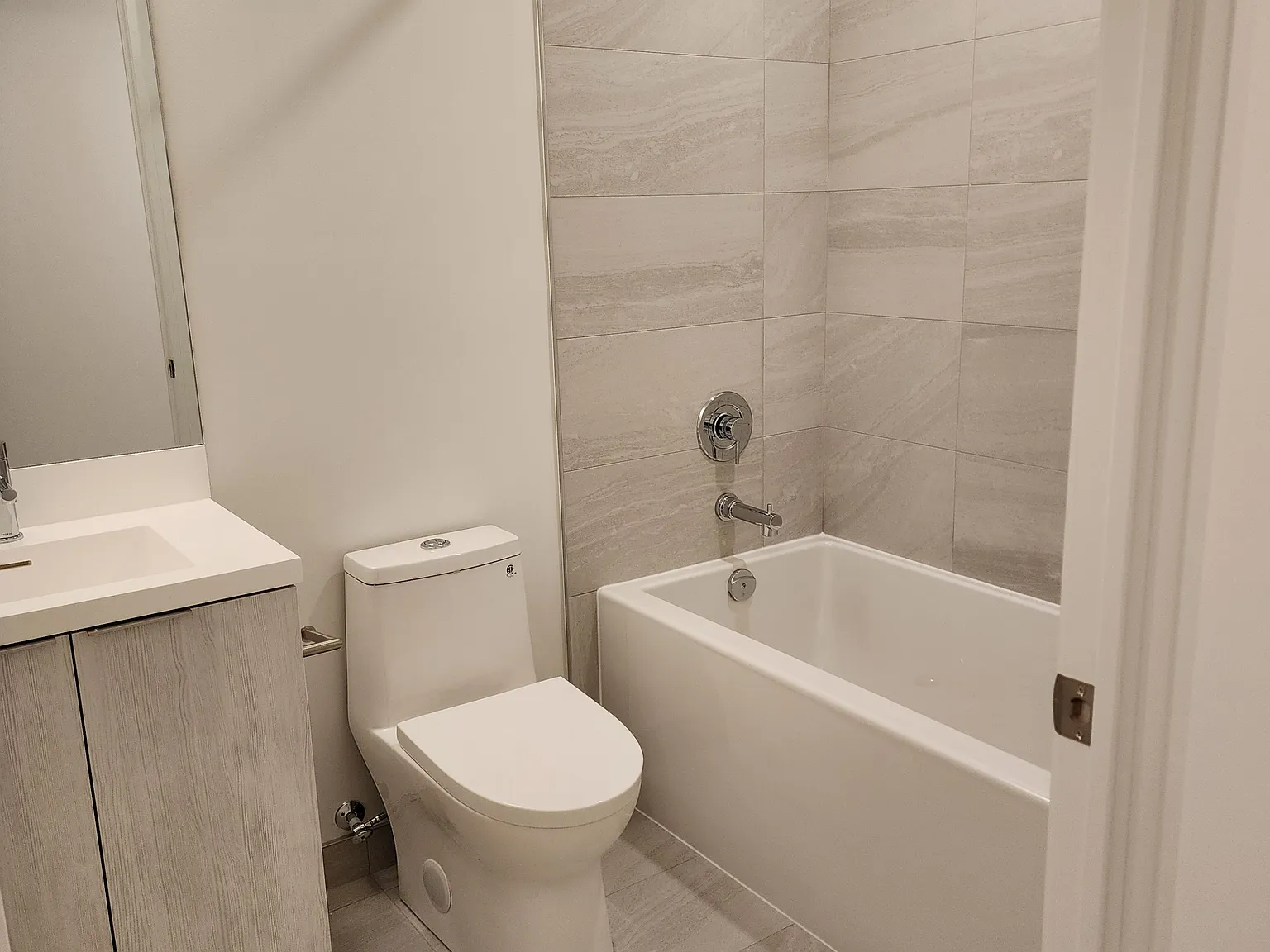 Studio, $2,050 — Photo 3