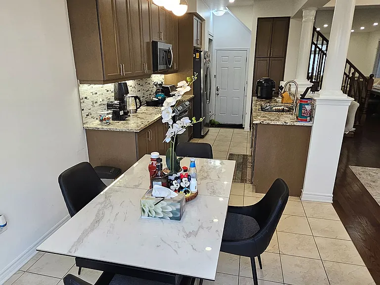 1206 Duignan Cres #UPPER — Photo 10