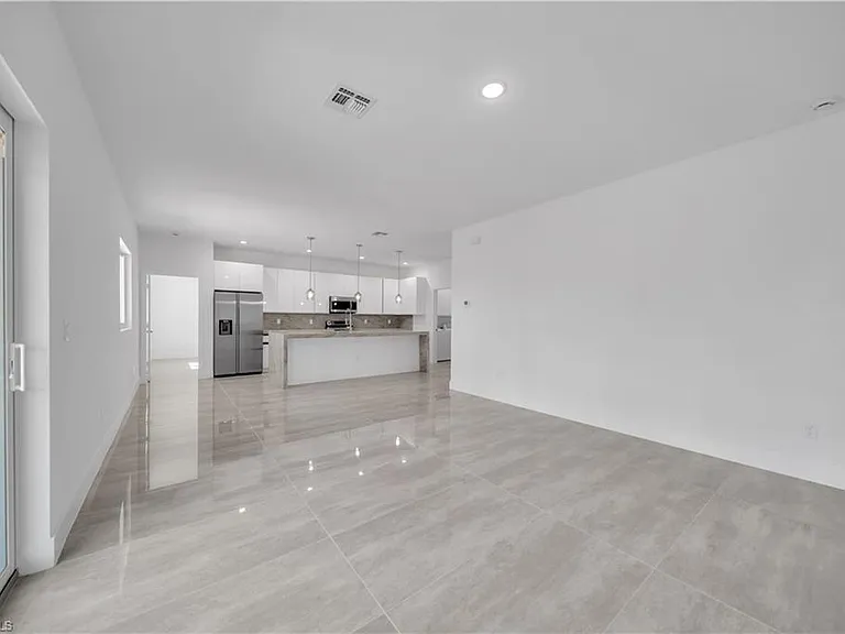 1142 Dutchess St E — Photo 11