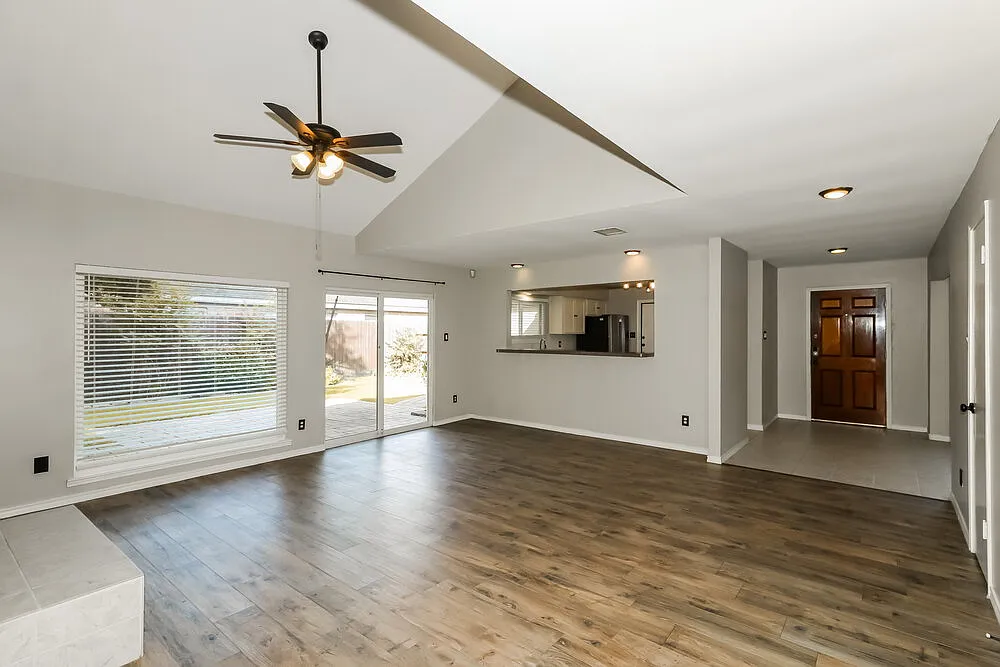3 bed, 2.0 bath, 1642 sqft, $1,815 — Photo 4