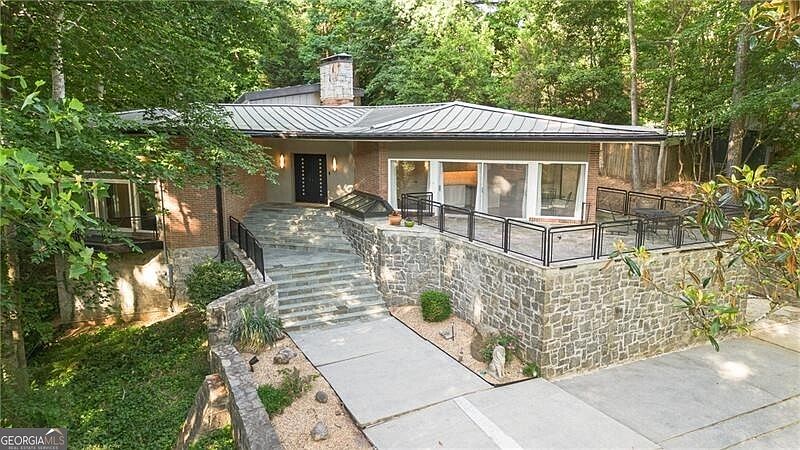 1st image of 770 Kings Way NW