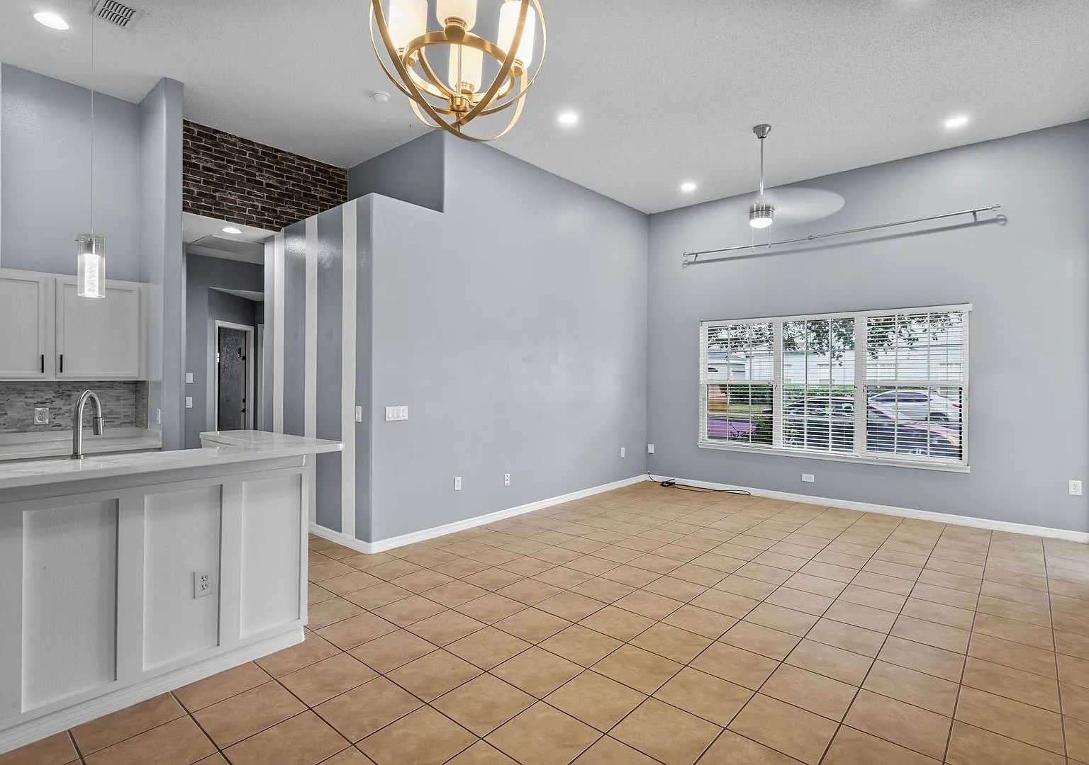 Designer 3/2 with 2 Car Garage in Desirable Location Island Walk — Photo 2