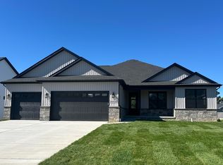16410 Sleepy Hollow Dr, Fenton, MI 48430