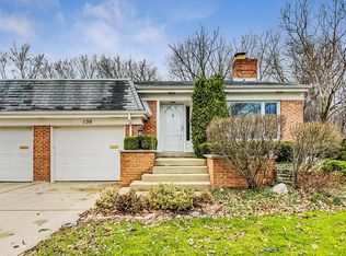 130 N Regency Dr E, Arlington Heights, IL 60004