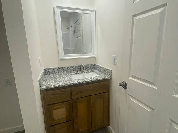 3rd image of 904 W Delaware St