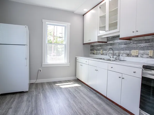7 Cedar St, Barre, MA 01005